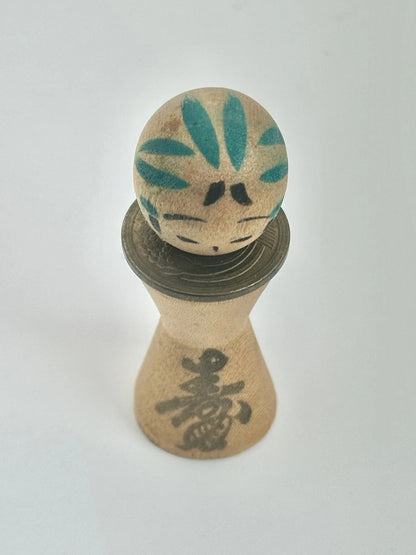 RARE Kokeshi miniature avec pièce de 5 yens