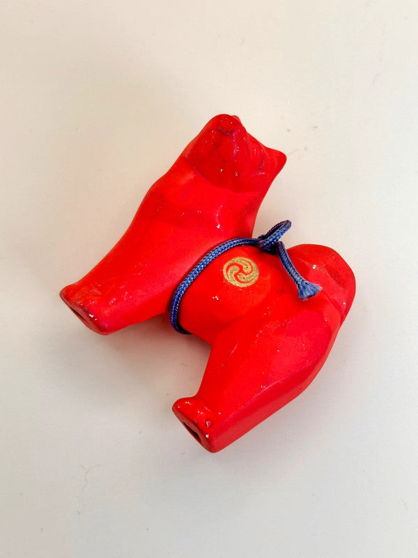 Figurine de chien rouge - mitsu-domoe