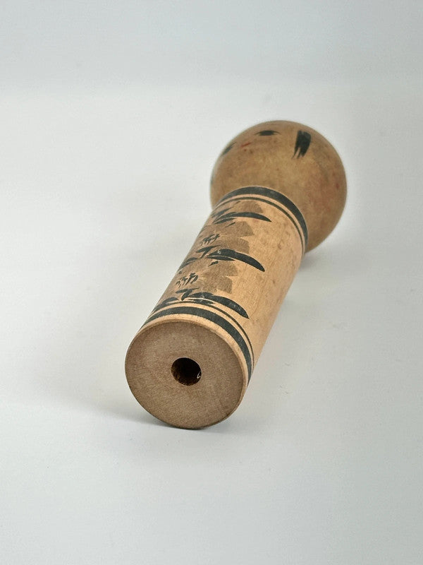 Poupée kokeshi monochrome vintage