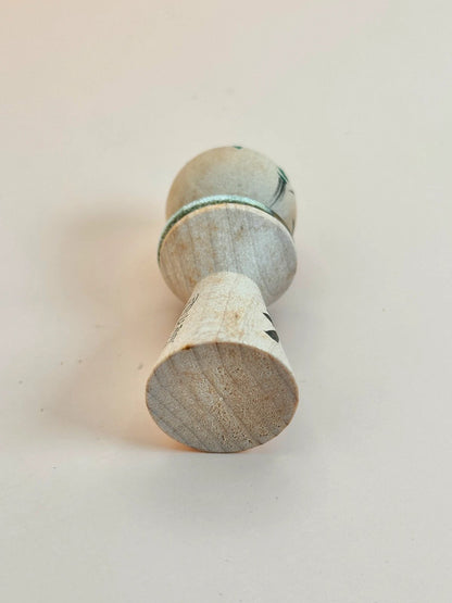 K05040 - Kokeshi miniature avec pièce de 5 yens