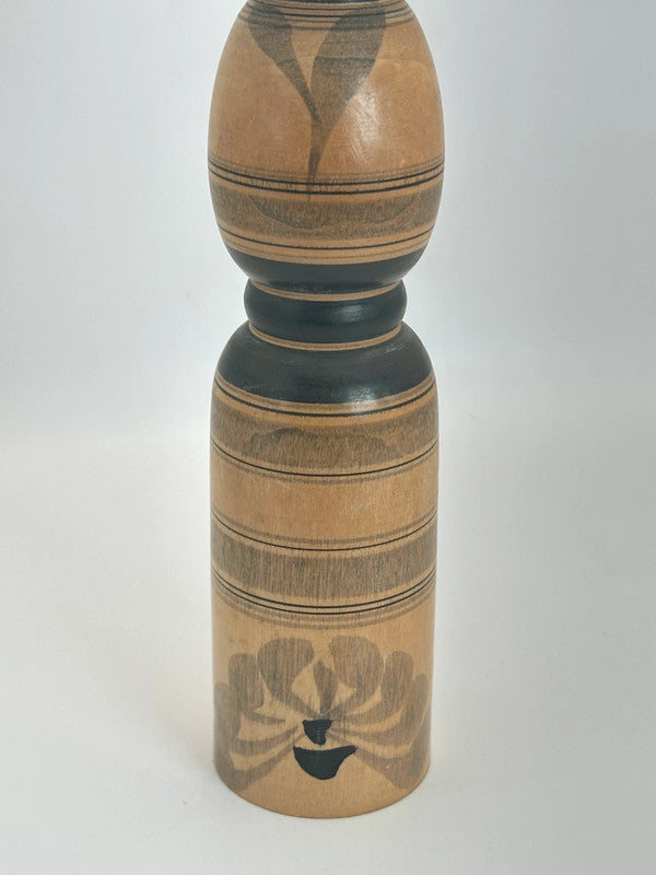 Kokeshi Yajirō traditionnel par Yoshiaki Sato