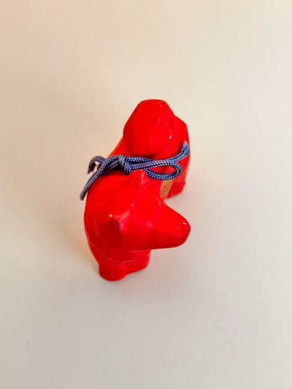 Figurine de chien rouge - mitsu-domoe