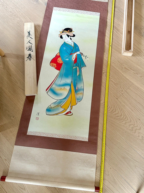 SC001 - Vintage Japanese scroll "Bijin-ga" spring