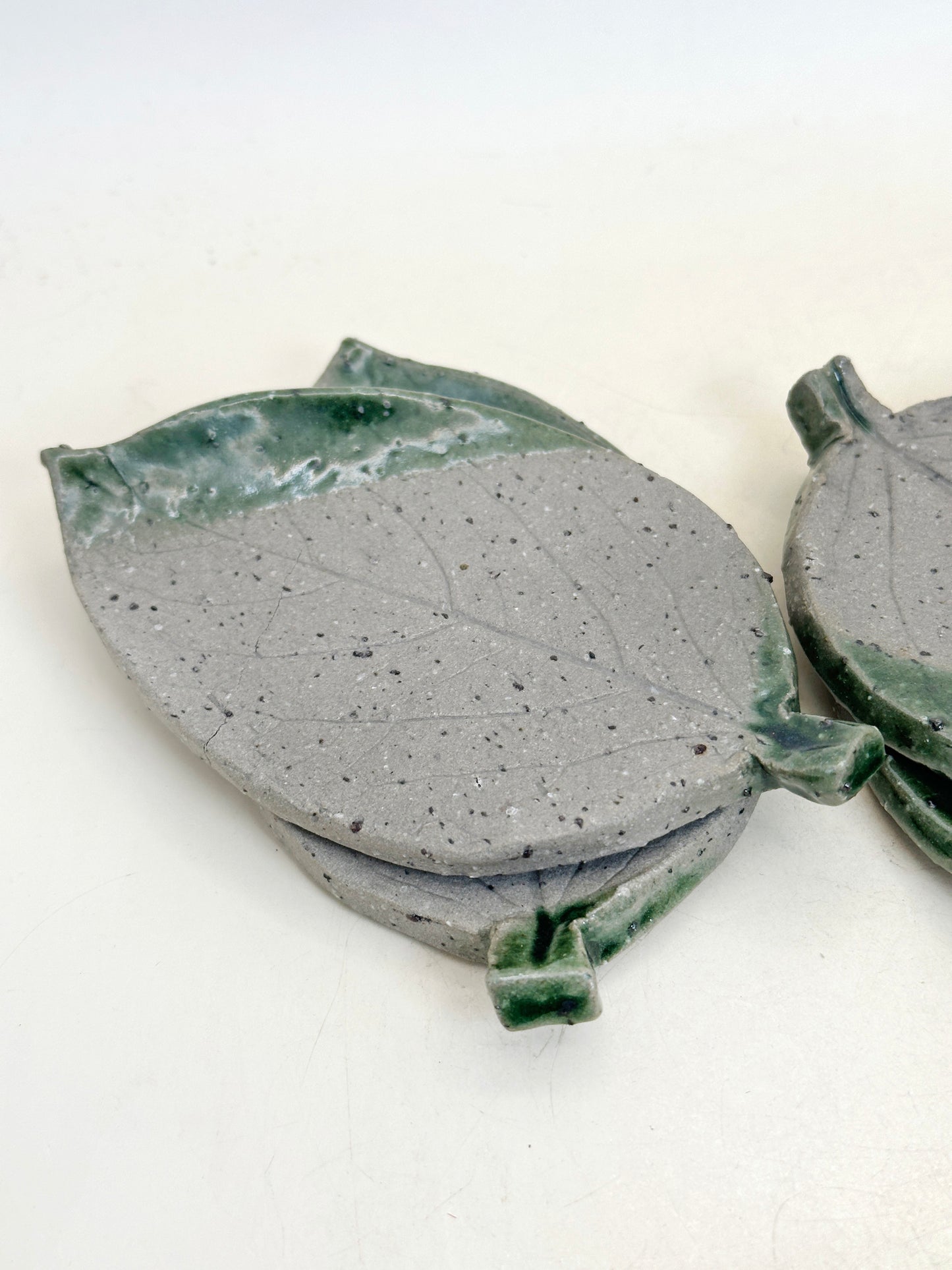 TB279 - Assiettes en forme de feuille, style Karatsu-yaki 唐津焼