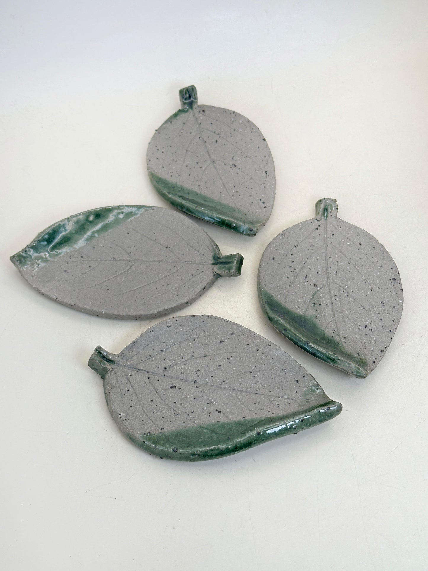 TB279 - Assiettes en forme de feuille, style Karatsu-yaki 唐津焼