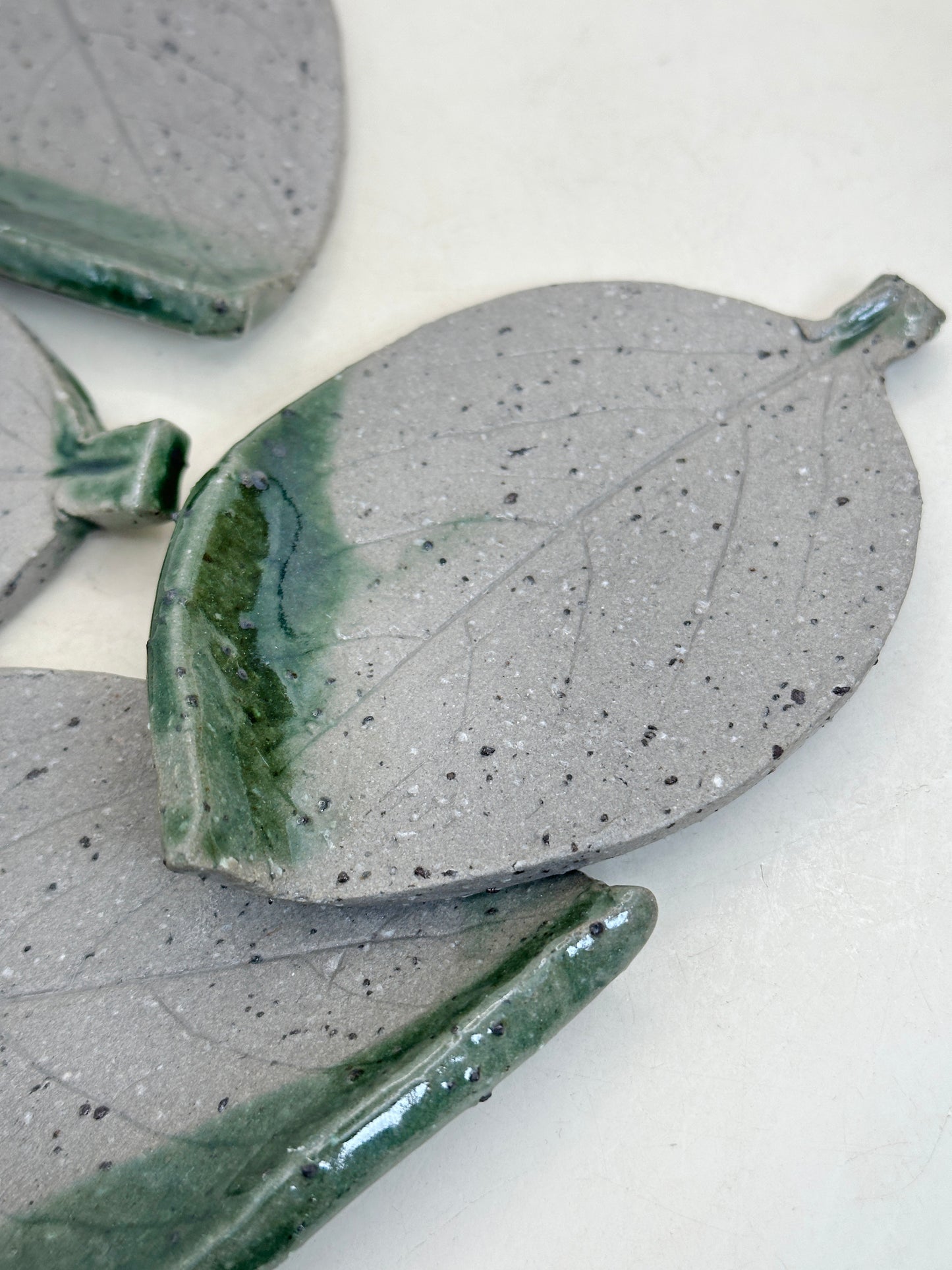 TB279 - Assiettes en forme de feuille, style Karatsu-yaki 唐津焼