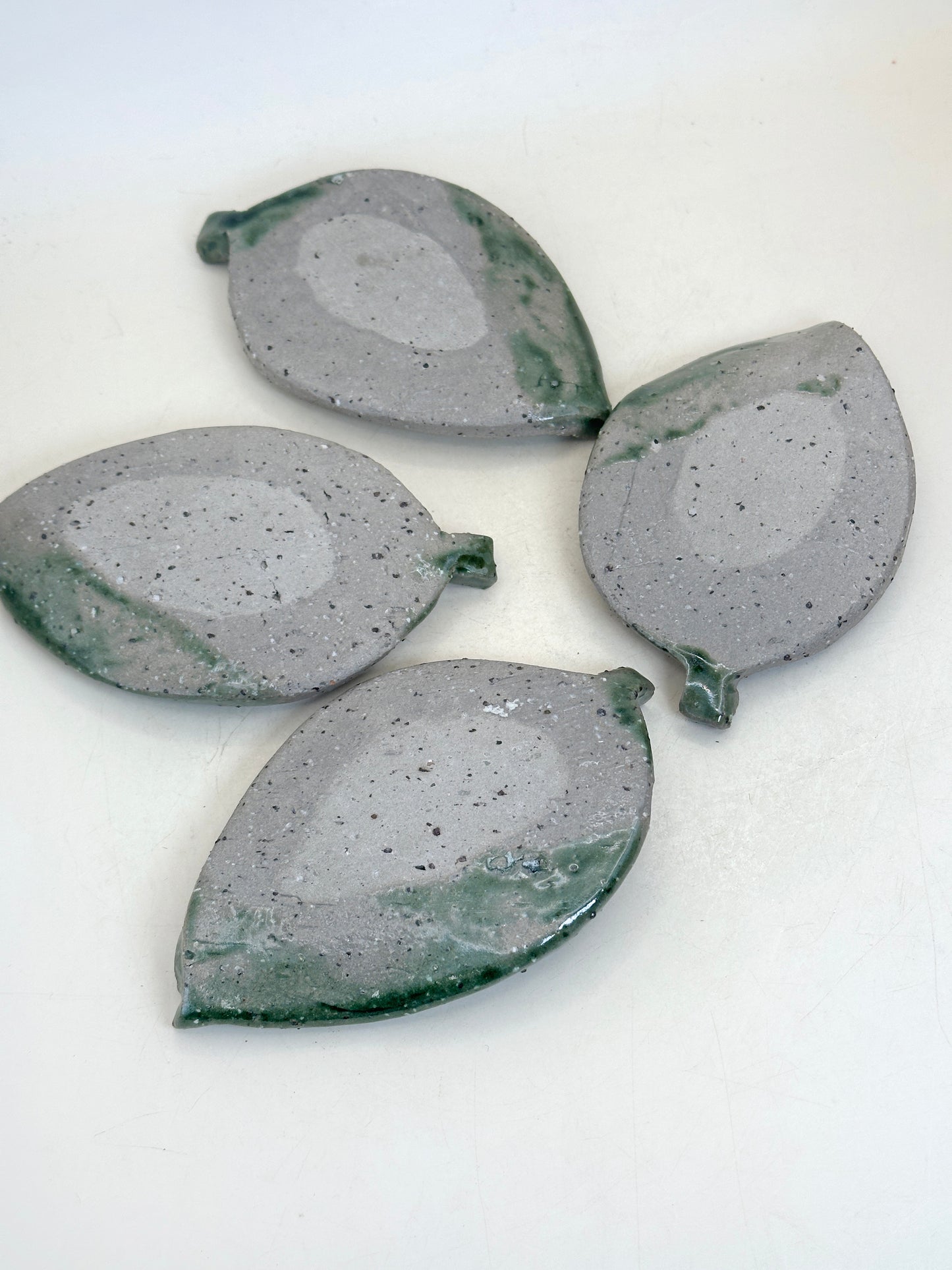 TB279 - Assiettes en forme de feuille, style Karatsu-yaki 唐津焼