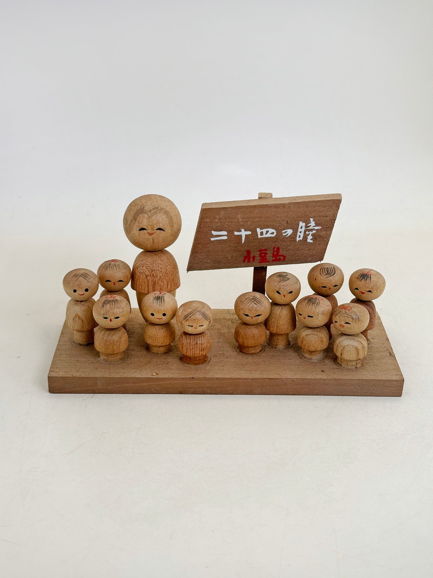 K15154 - Omiyage Kokeshi of Twenty-Four Eyes 二十四の瞳