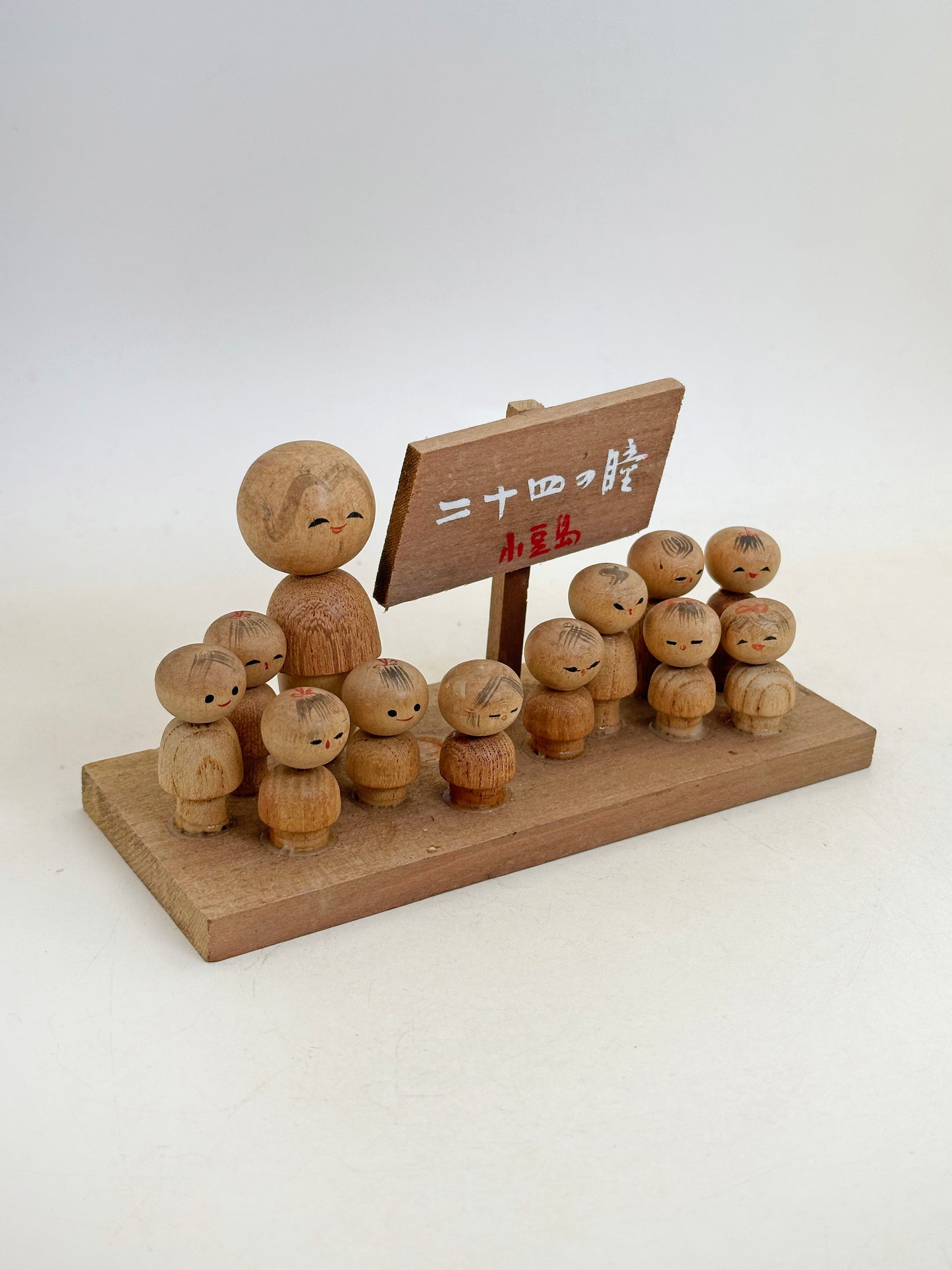 K15154 - Omiyage Kokeshi of Twenty-Four Eyes 二十四の瞳