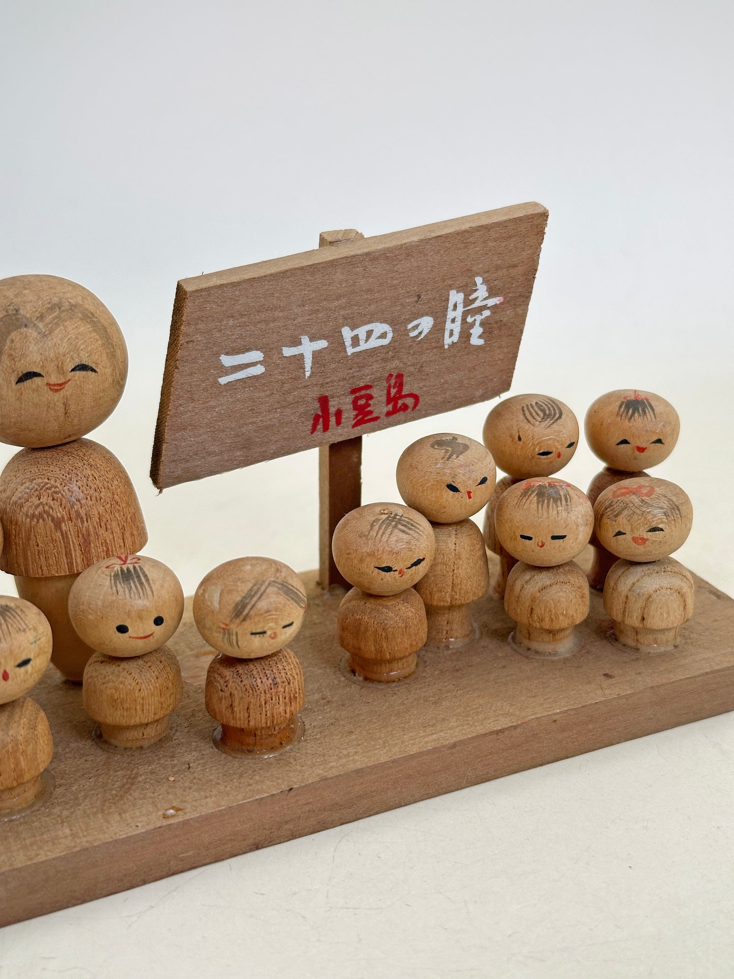 K15154 - Omiyage Kokeshi of Twenty-Four Eyes 二十四の瞳
