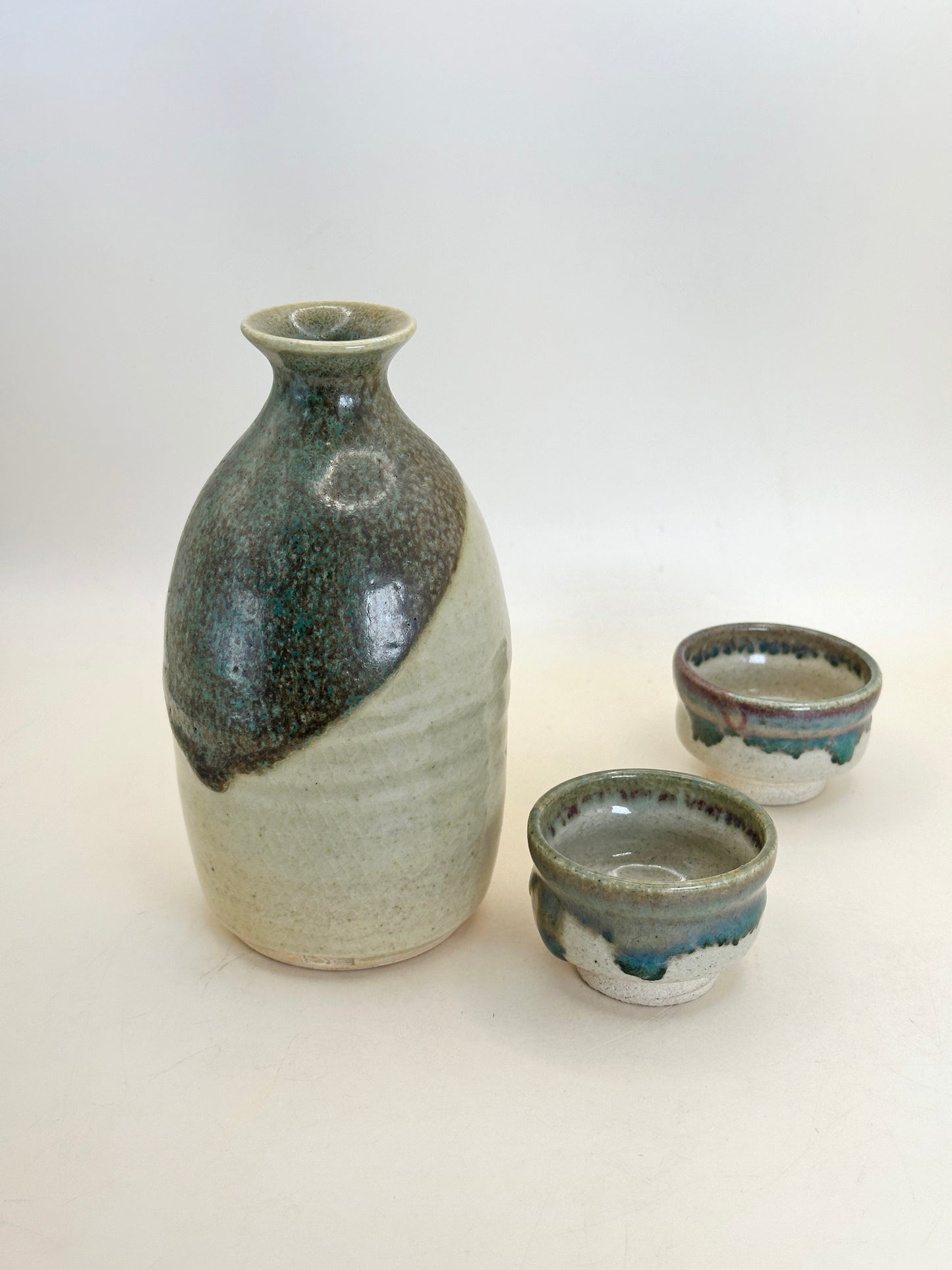 TB171 - Inkyūzan-yaki Sake Set – Tokkuri & Guinomi  因久山焼