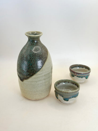 TB171 - Inkyūzan-yaki Sake Set – Tokkuri & Guinomi  因久山焼