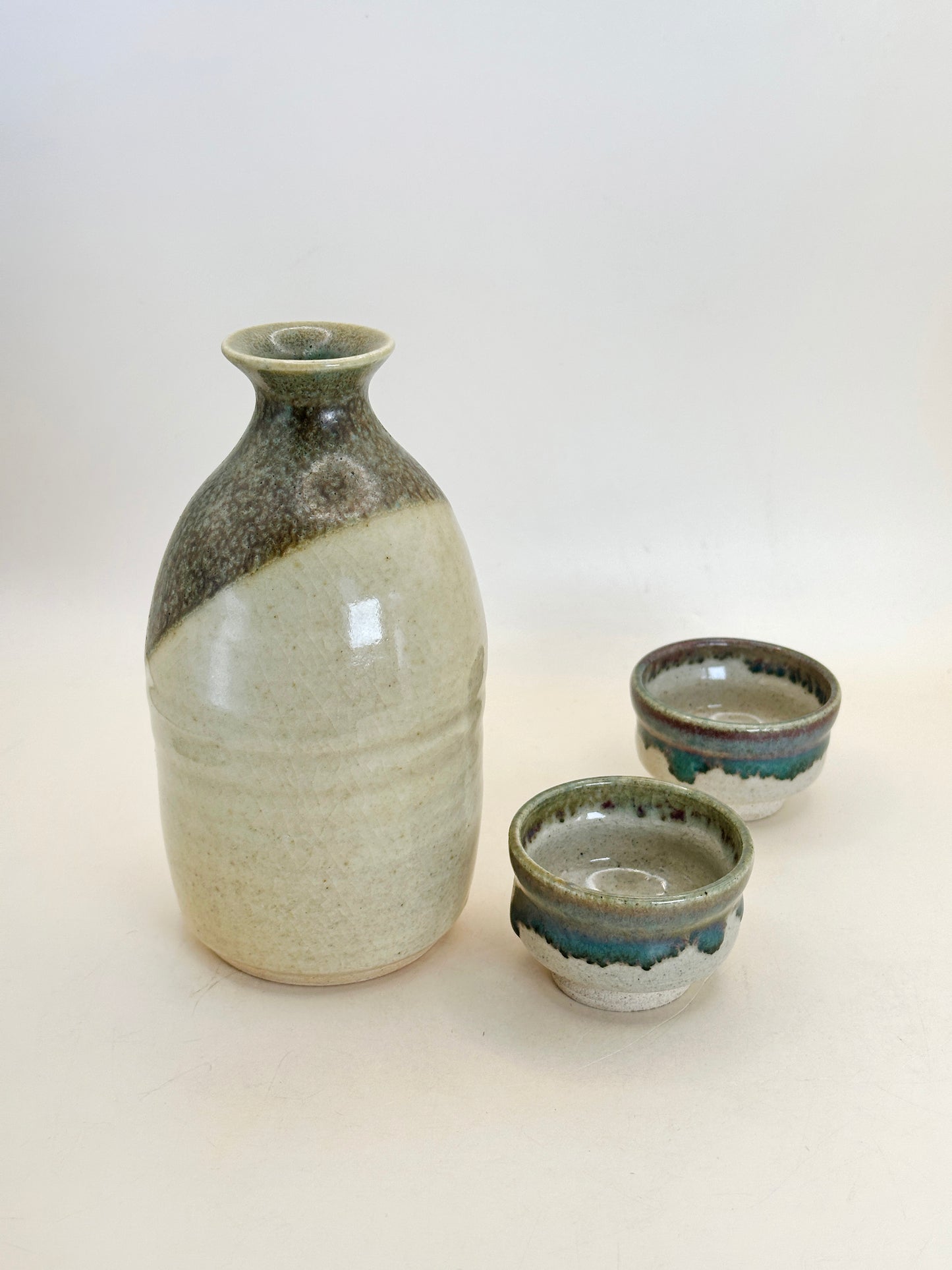TB171 - Inkyūzan-yaki Sake Set – Tokkuri & Guinomi  因久山焼
