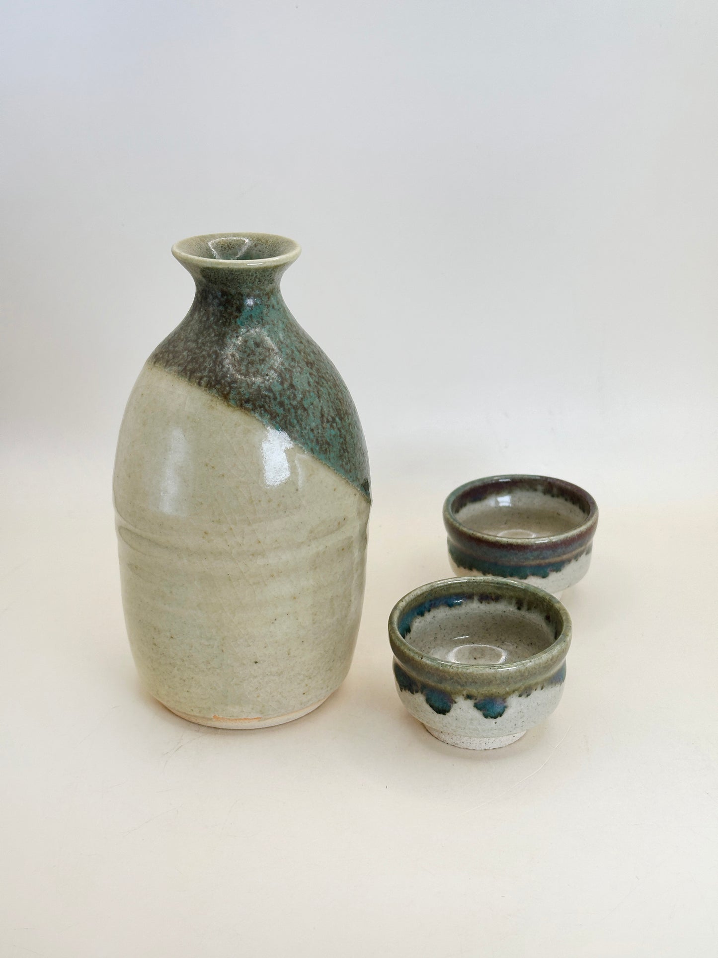 TB171 - Inkyūzan-yaki Sake Set – Tokkuri & Guinomi  因久山焼