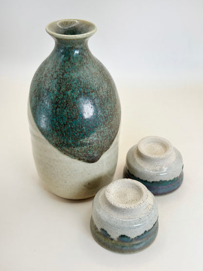 TB171 - Inkyūzan-yaki Sake Set – Tokkuri & Guinomi  因久山焼