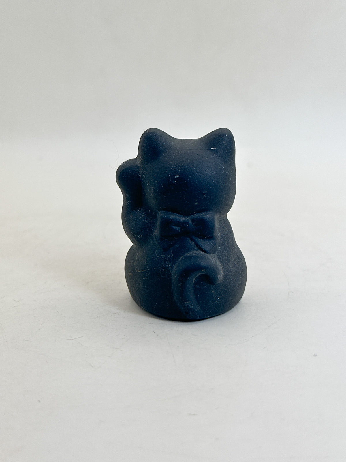 FT608 -  Black Maneki Neko Lucky Cat by Shōhō 昭峰