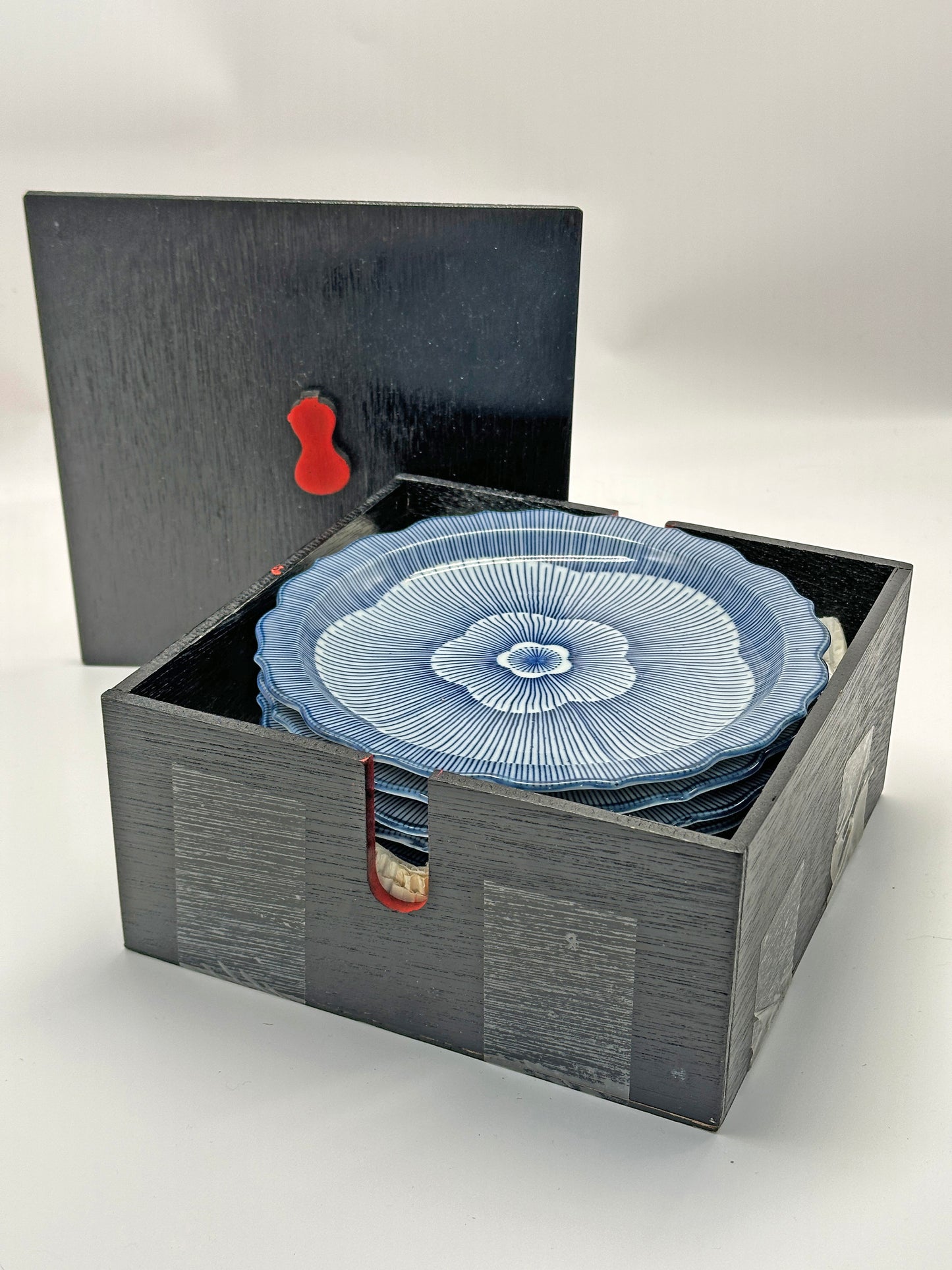 TB43 - Plum plates with wooden box 金子陶苑