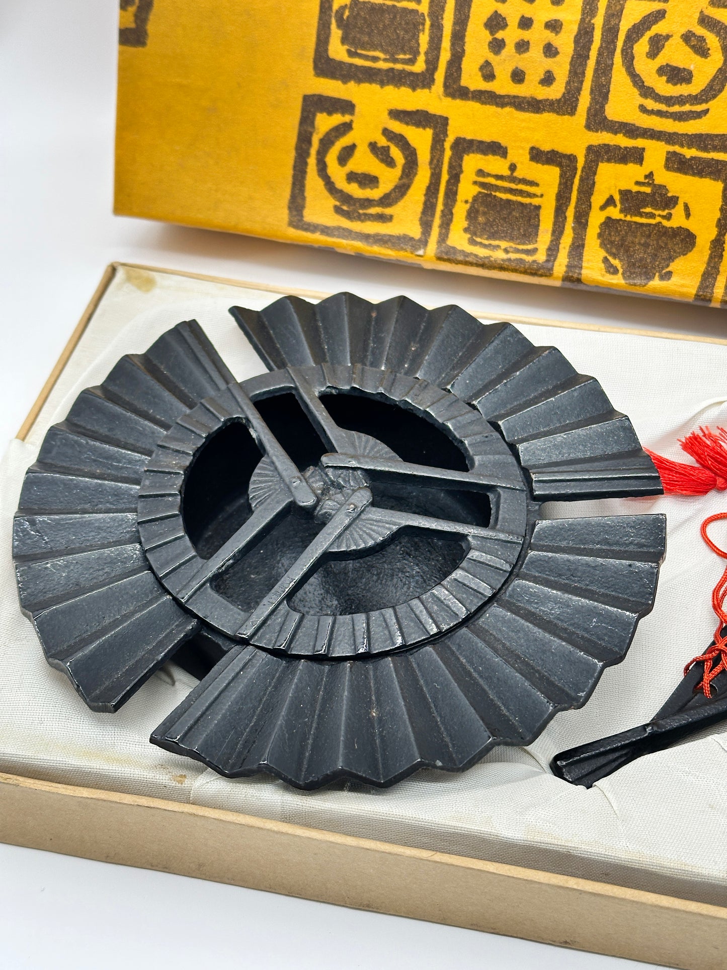 TB49 - Japanese Cast Iron Ashtray & Bottle Opener Set 南部鉄器