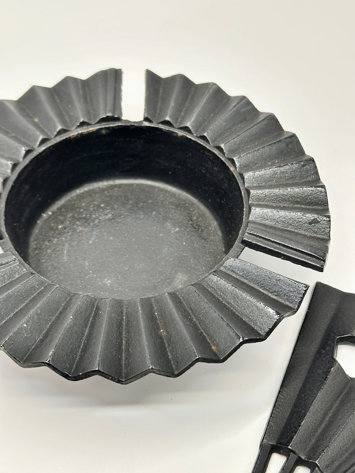 TB49 - Japanese Cast Iron Ashtray & Bottle Opener Set 南部鉄器