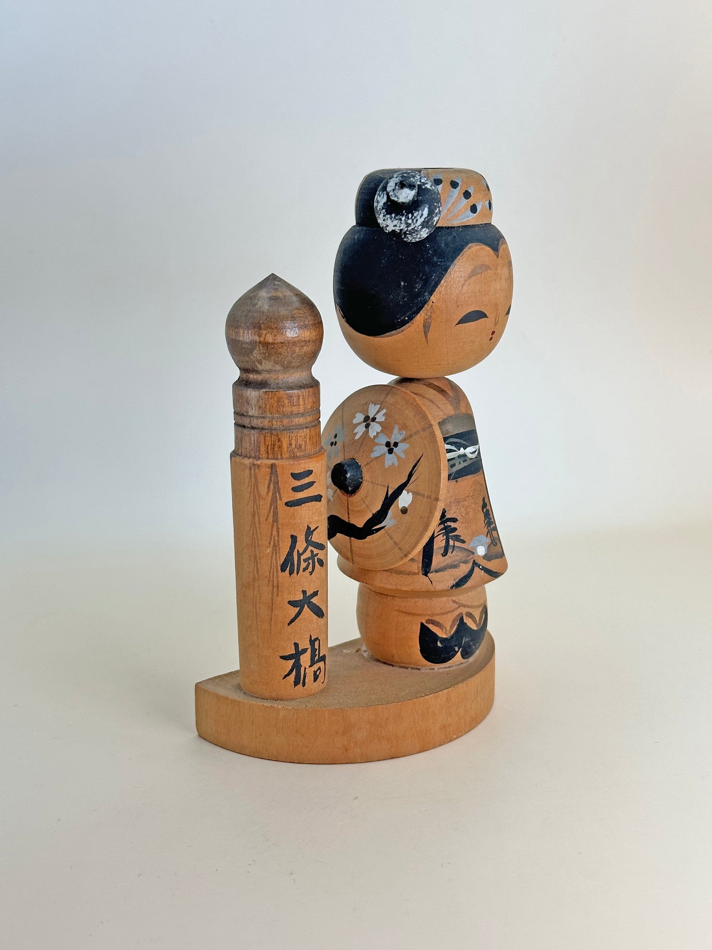 K15075 - Omiyage kokeshi Sanjo Ohashi 三條大橋