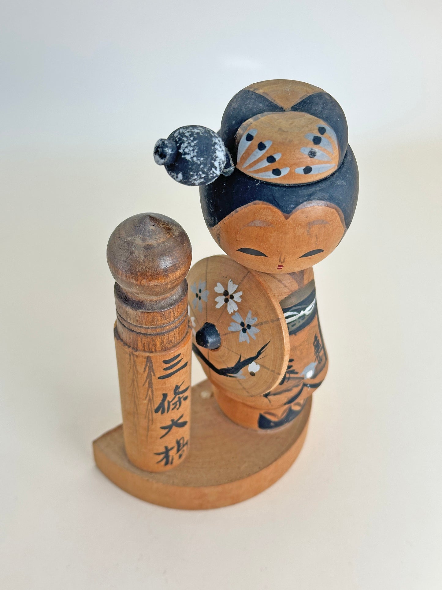 K15075 - Omiyage kokeshi Sanjo Ohashi 三條大橋