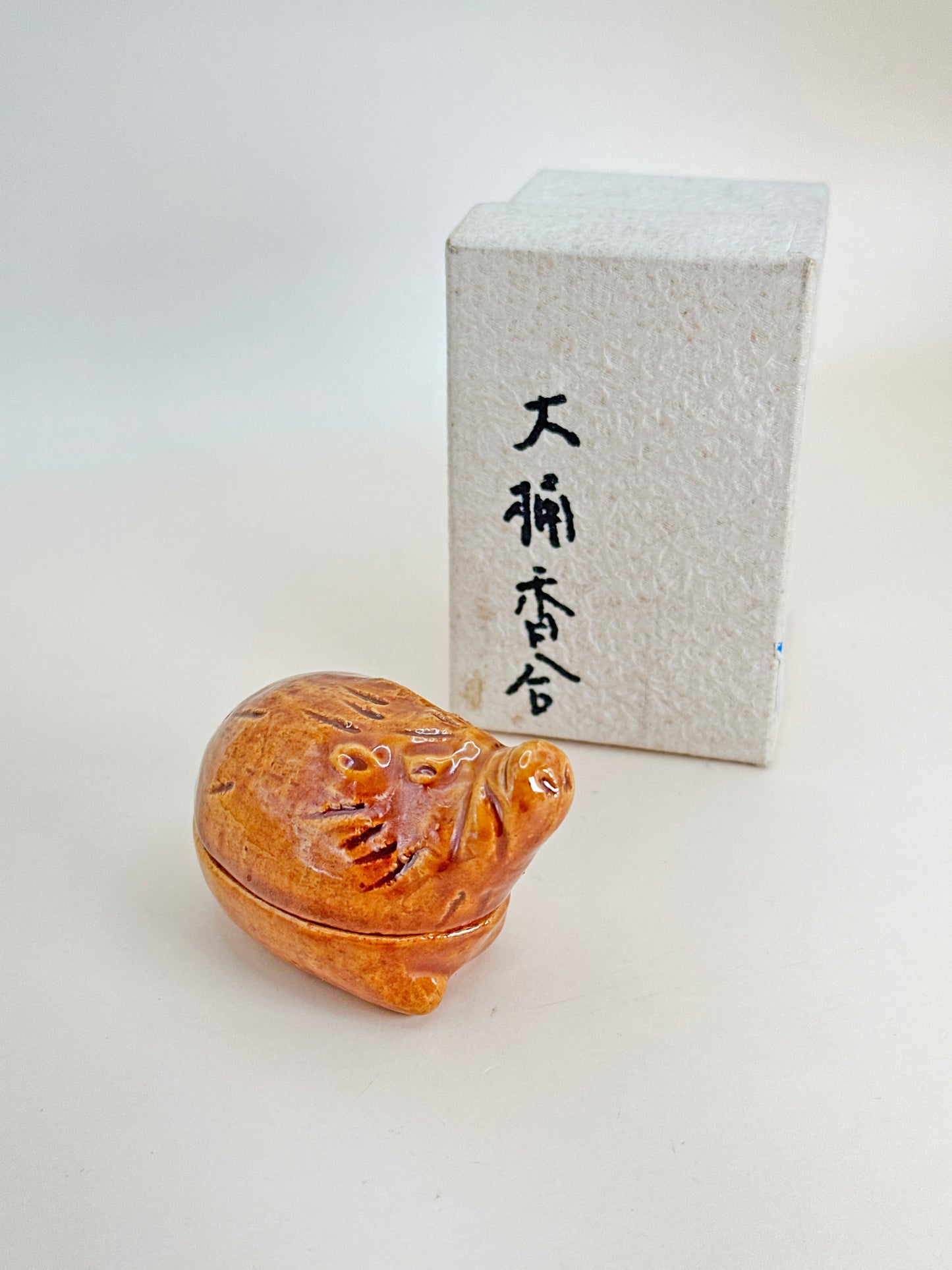 TB50 - Ōhi-yaki incense container box 大樋焼 干支亥香合