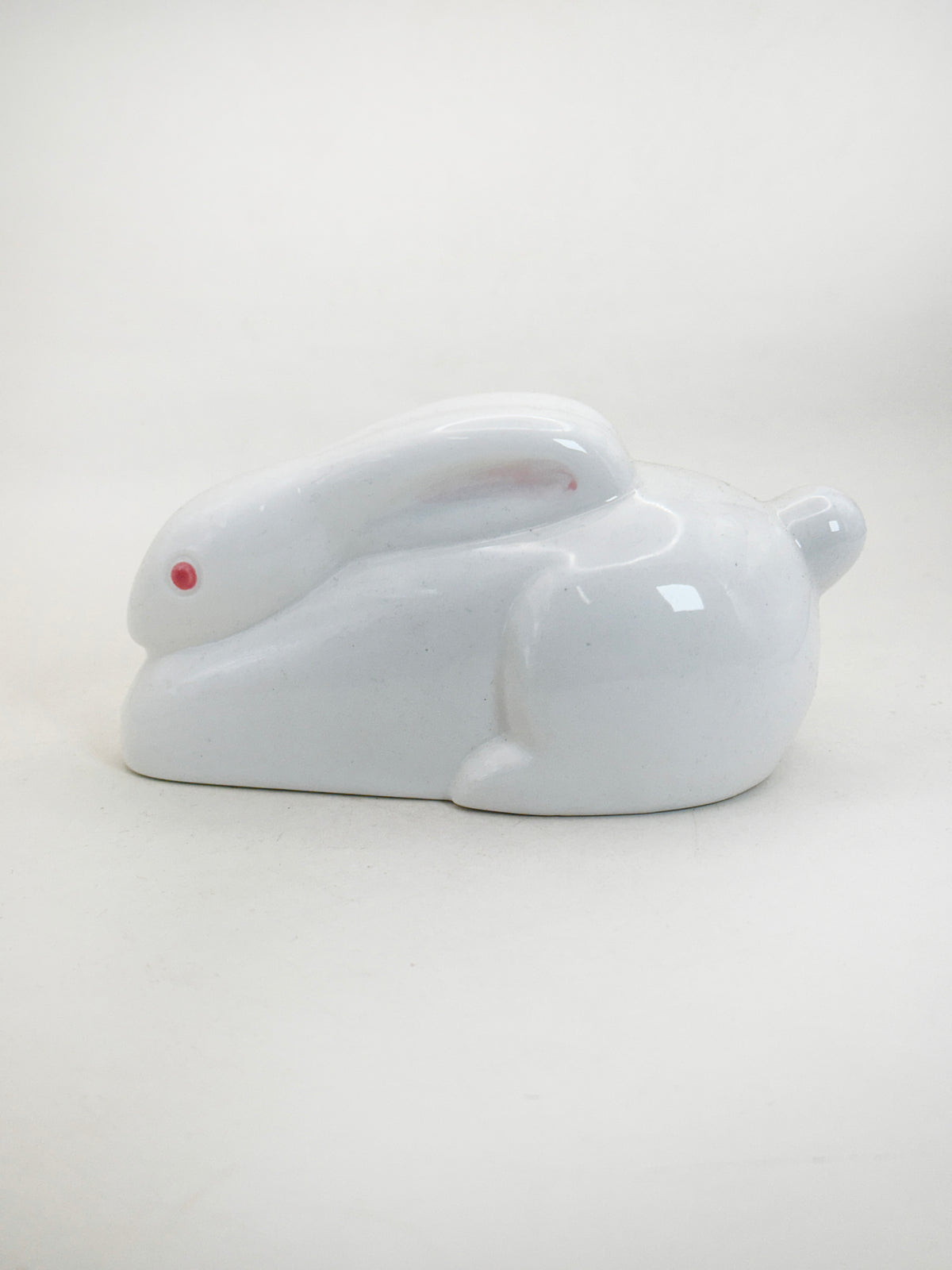 FT634 - Arita Ware White Porcelain Rabbit Figurine 有田焼