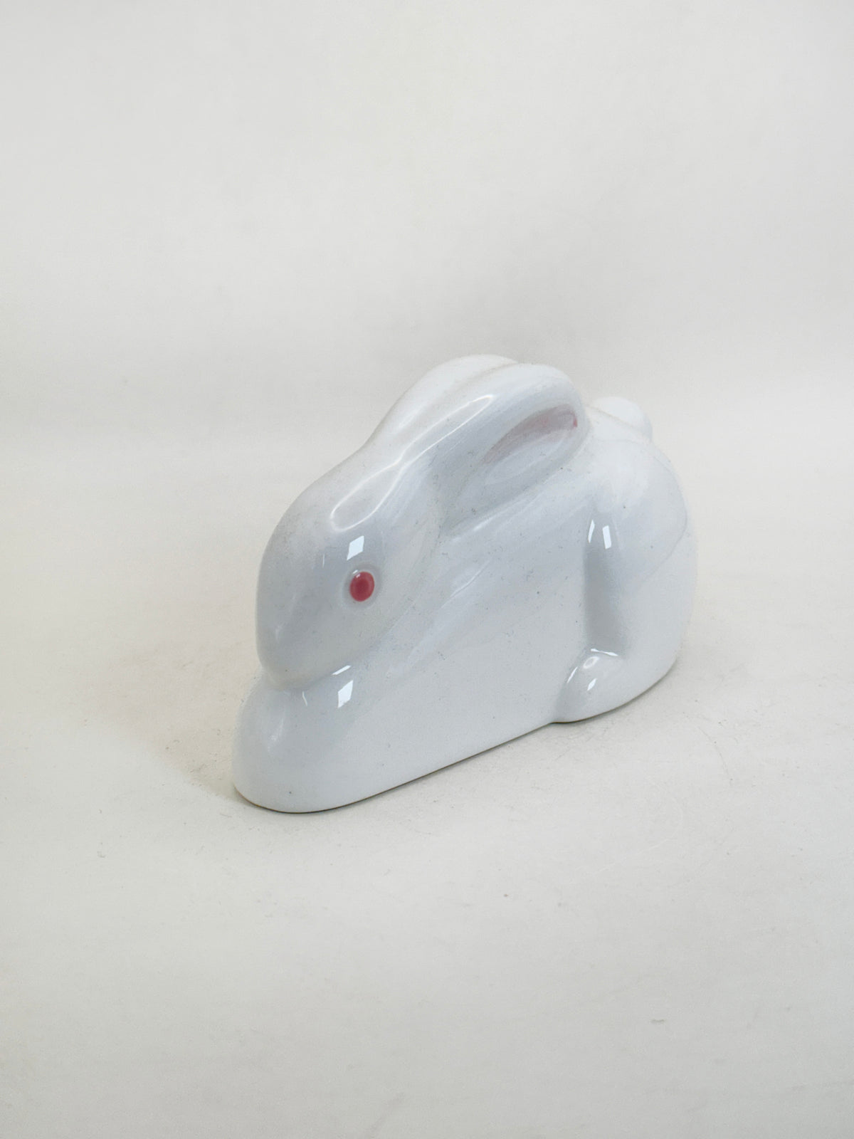 FT634 - Arita Ware White Porcelain Rabbit Figurine 有田焼