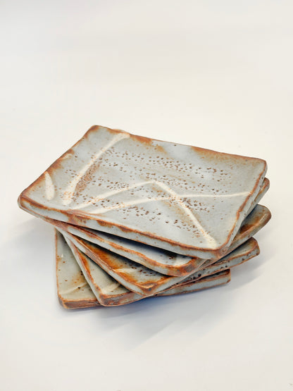 TB205 - Petite assiette Shino-yaki vendue par Shūsen 秀泉