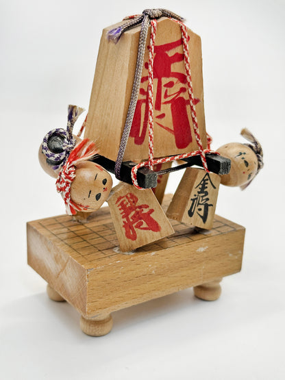 K10195 - Muñeca Kokeshi de ajedrez Shogi Omikoshi 将棋おみこし