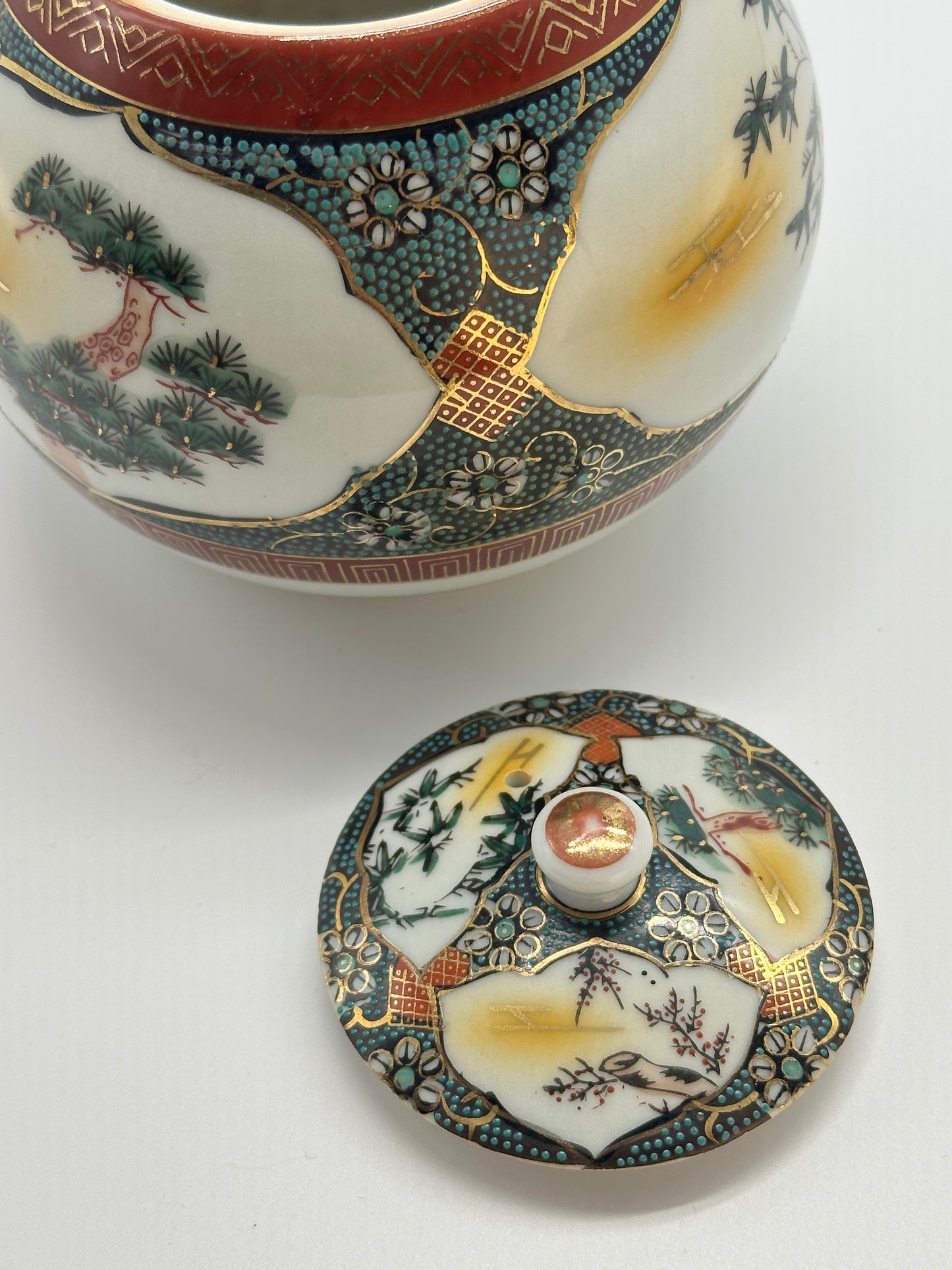 TB58 - Kutani Ware Teapot "Three Friends of Winter" 歳寒三友