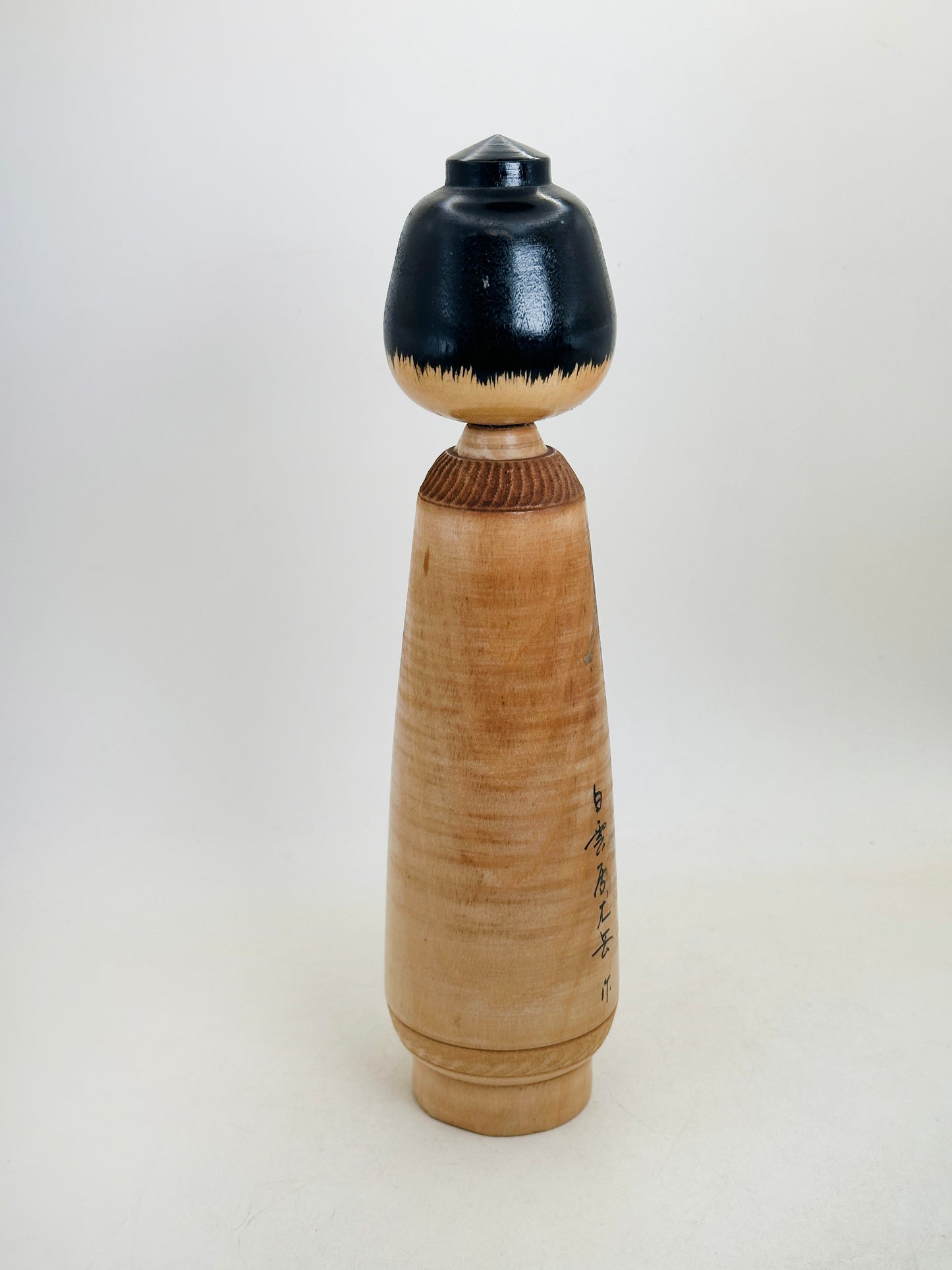 K25195 - Sosaku kokeshi by Hakugenkyo Yūgaku 白玄居尤岳