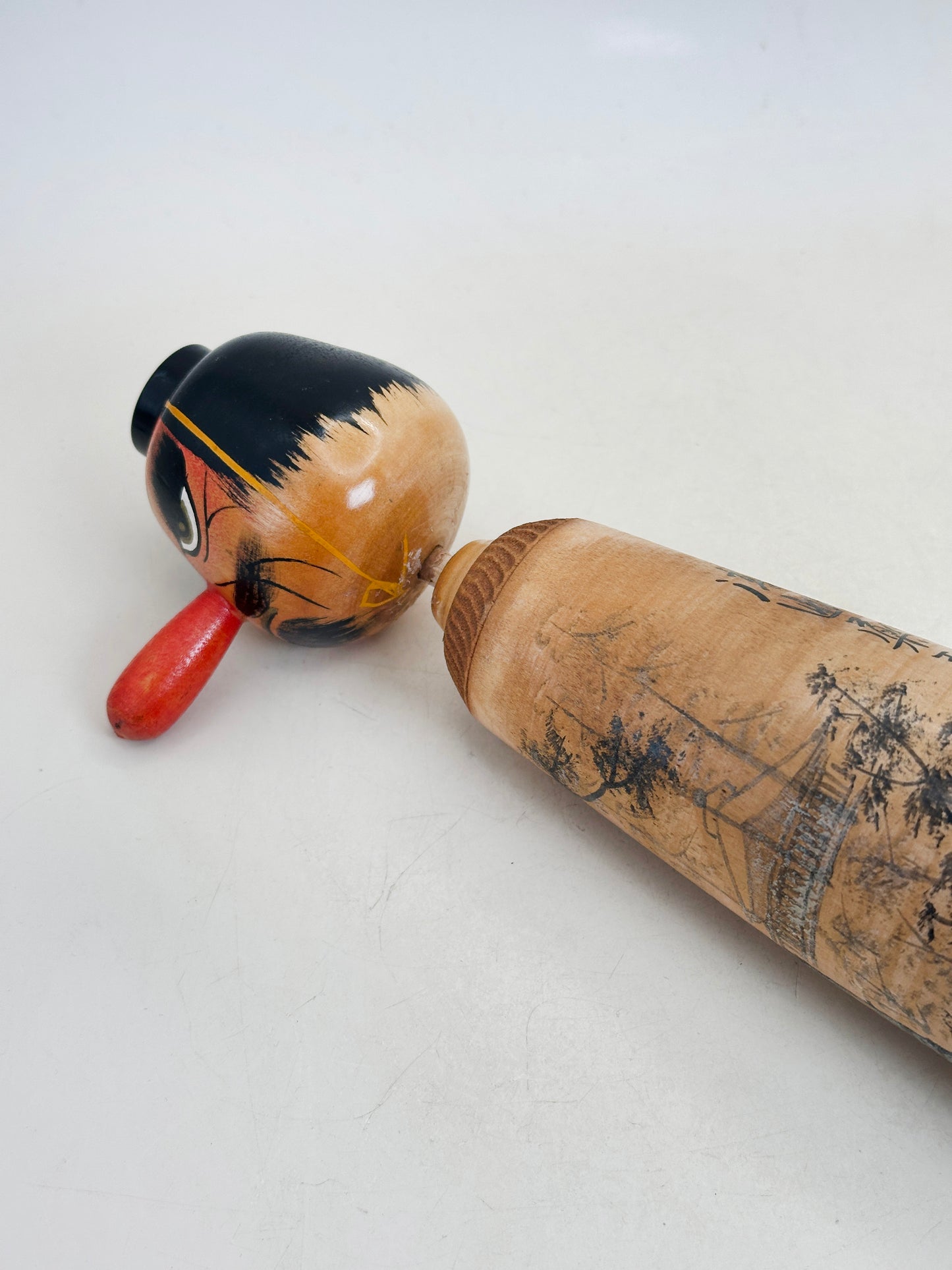 K25195 - Sosaku kokeshi by Hakugenkyo Yūgaku 白玄居尤岳