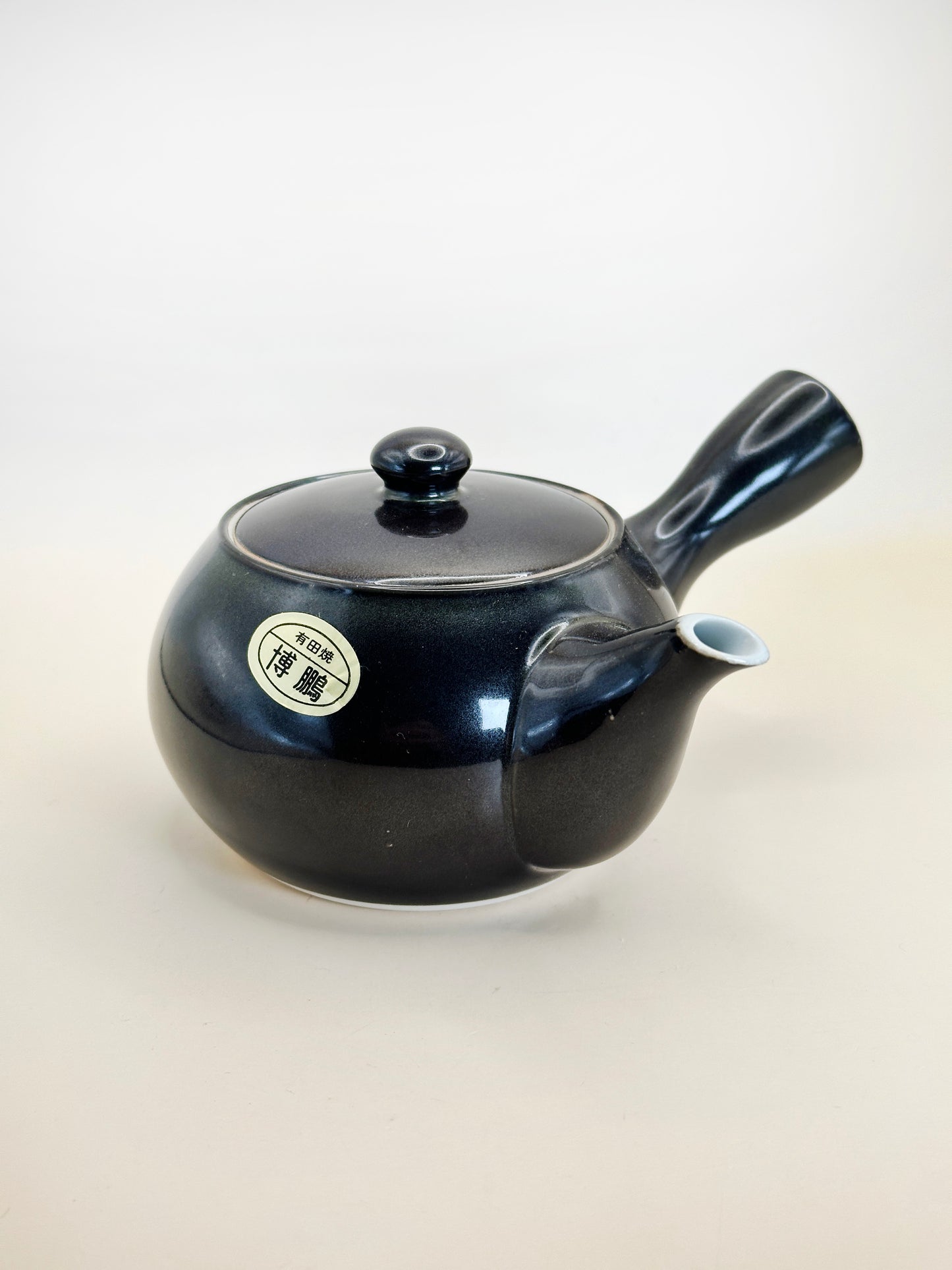 TB67 - Small Porcelain Teapot of Arita-yaki 有田焼