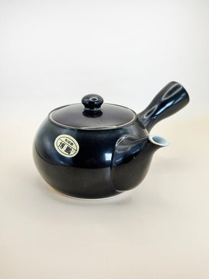 TB67 - Small Porcelain Teapot of Arita-yaki 有田焼