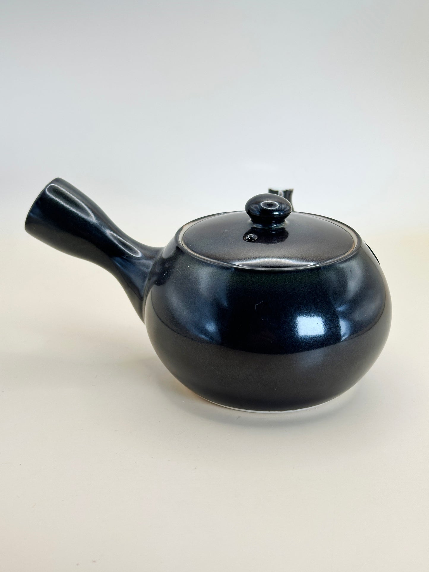 TB67 - Small Porcelain Teapot of Arita-yaki 有田焼