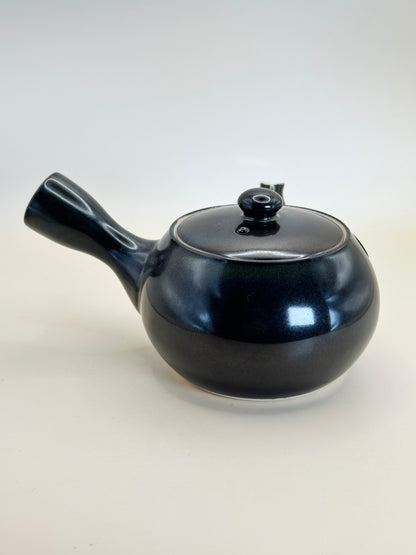 TB67 - Small Porcelain Teapot of Arita-yaki 有田焼