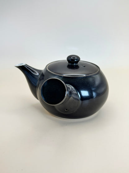 TB67 - Small Porcelain Teapot of Arita-yaki 有田焼