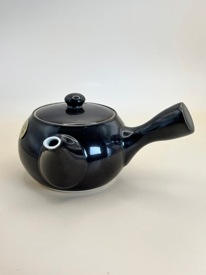 TB67 - Small Porcelain Teapot of Arita-yaki 有田焼