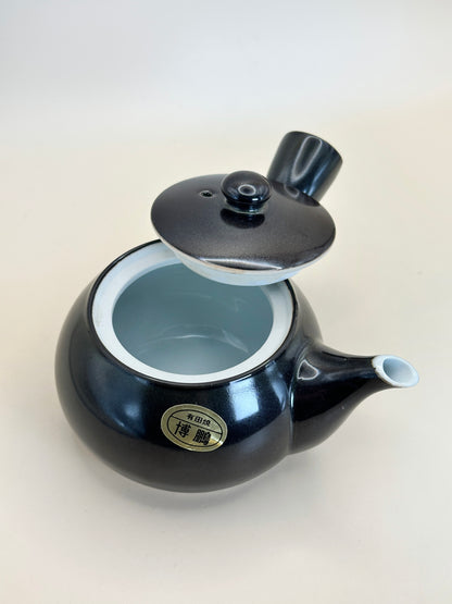 TB67 - Small Porcelain Teapot of Arita-yaki 有田焼