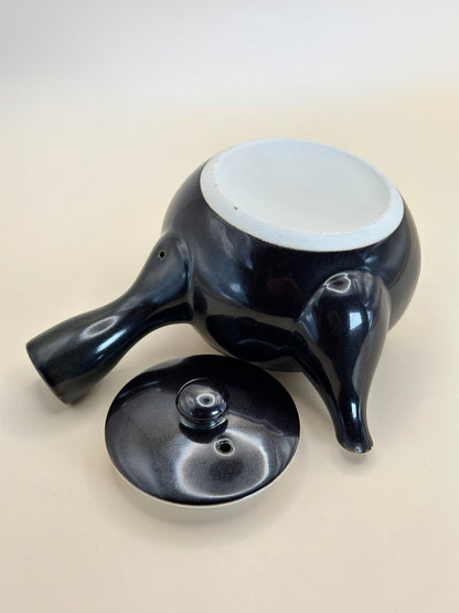 TB67 - Small Porcelain Teapot of Arita-yaki 有田焼