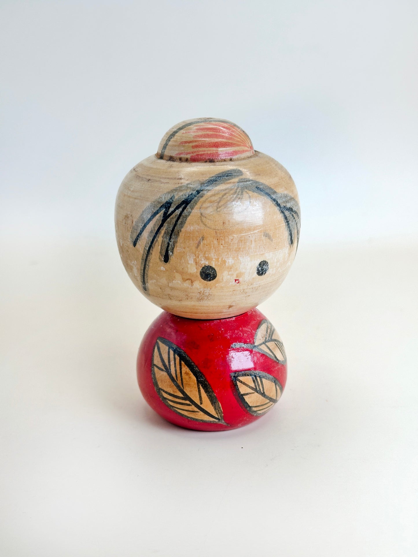 K10151 - Sosaku Kokeshi - Red Leaves 赤い葉
