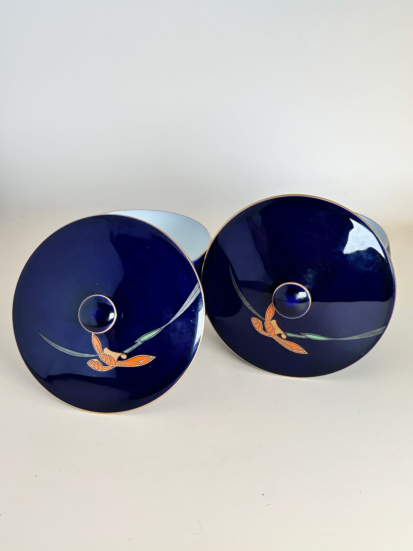 TB74 - Arita-yaki Lidded Teacup Kōransha  香蘭社