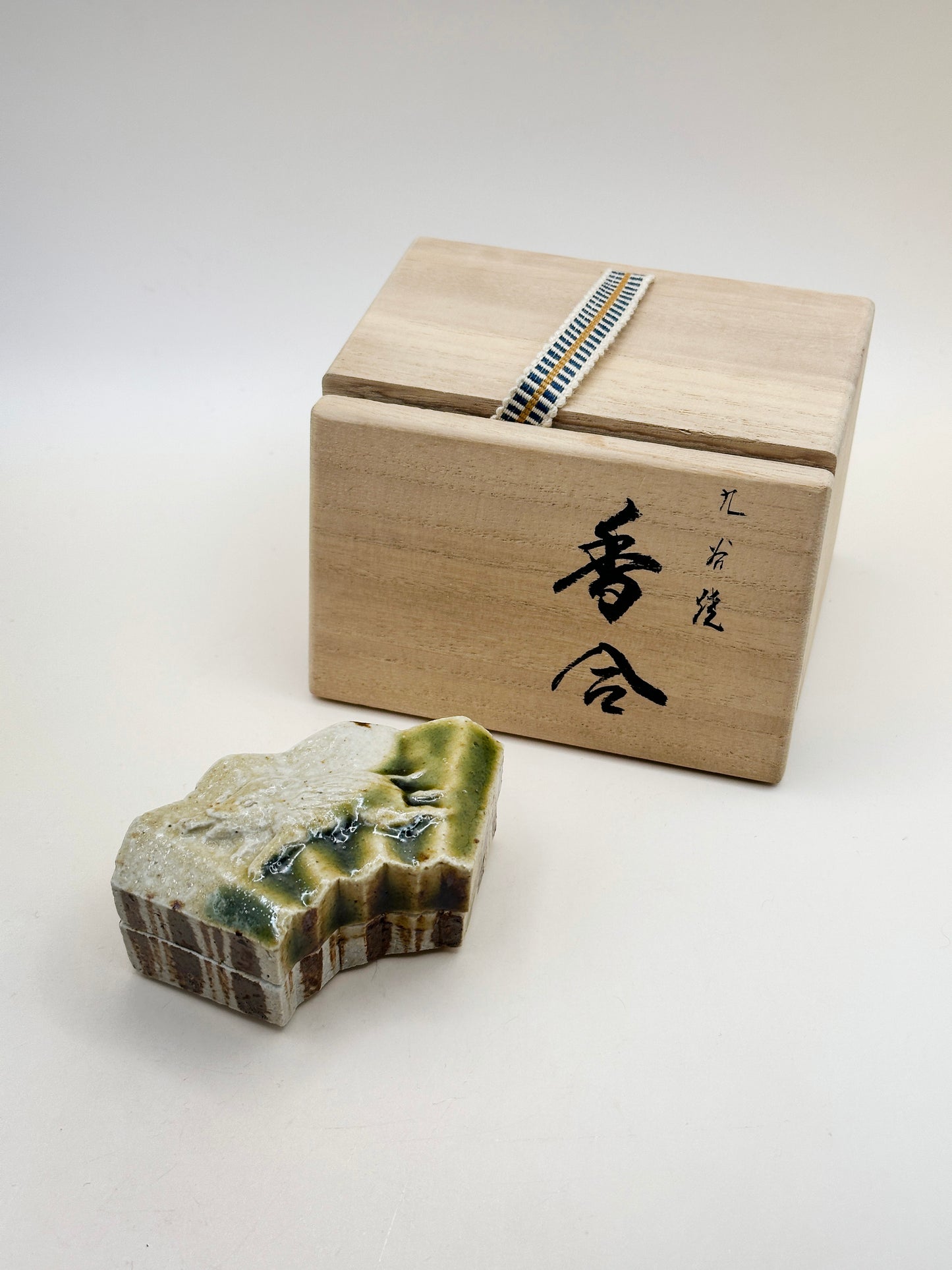 TB90 - Kutani-yaki Incense box by Takashi Kitamura 北村隆