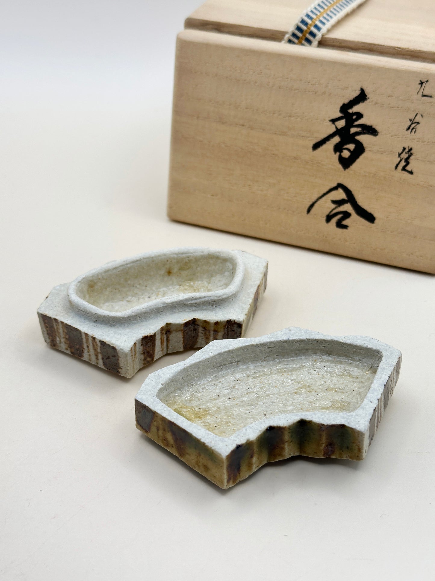 TB90 - Kutani-yaki Incense box by Takashi Kitamura 北村隆