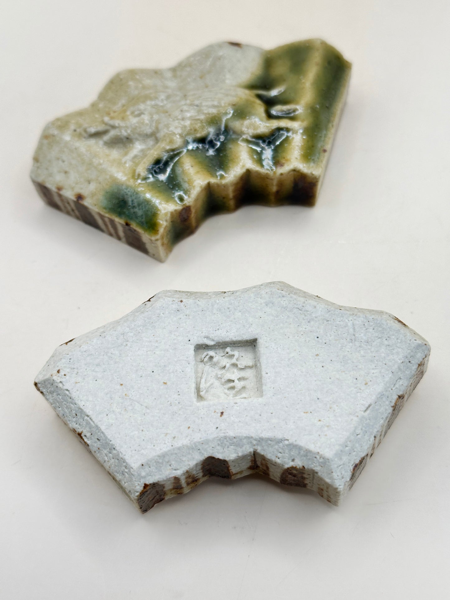 TB90 - Kutani-yaki Incense box by Takashi Kitamura 北村隆