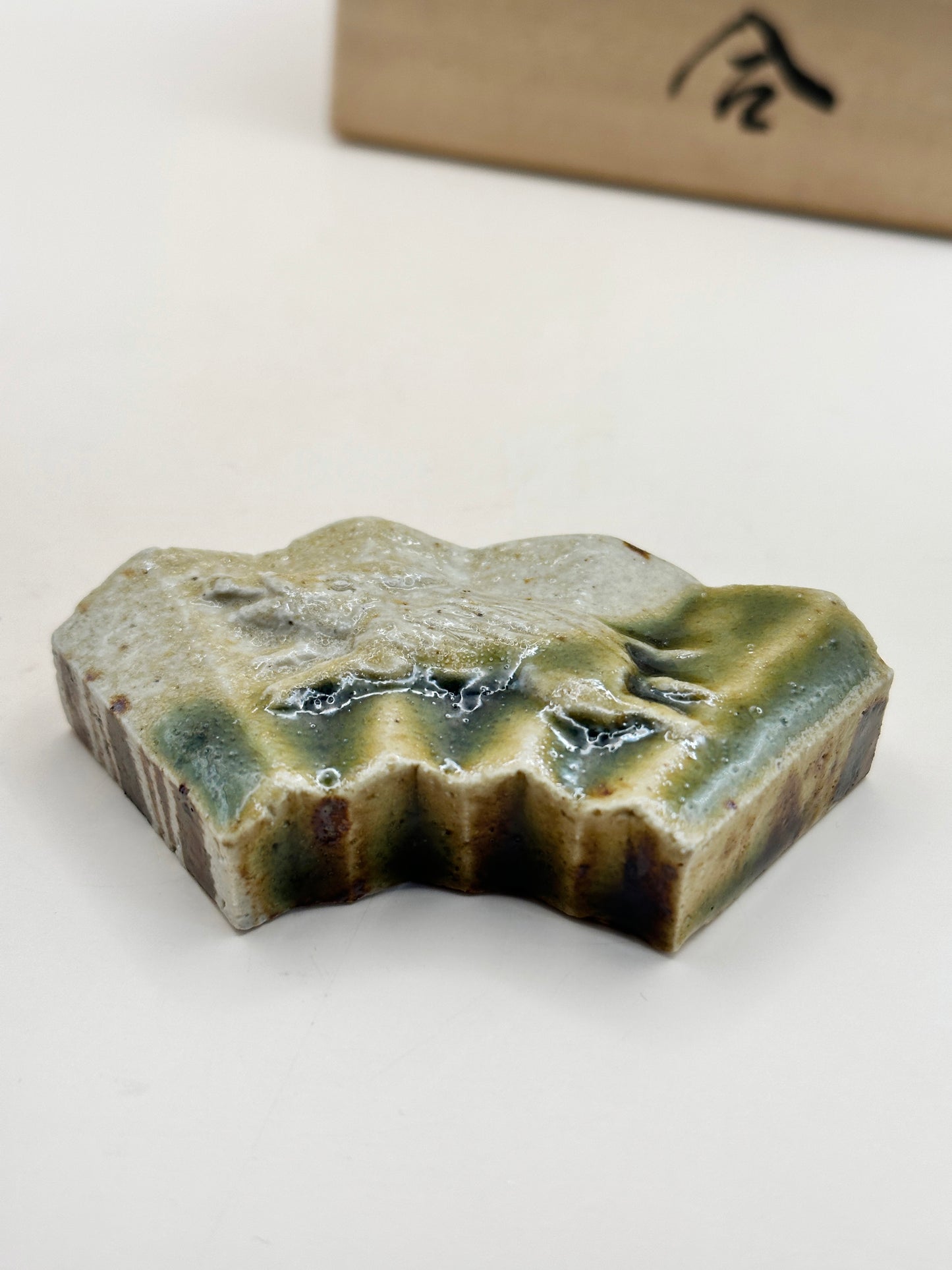 TB90 - Kutani-yaki Incense box by Takashi Kitamura 北村隆