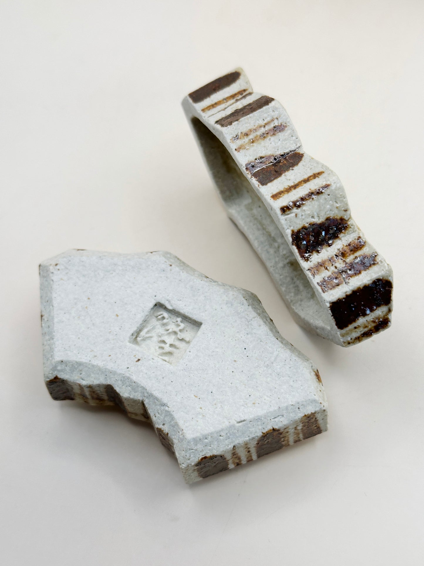 TB90 - Kutani-yaki Incense box by Takashi Kitamura 北村隆