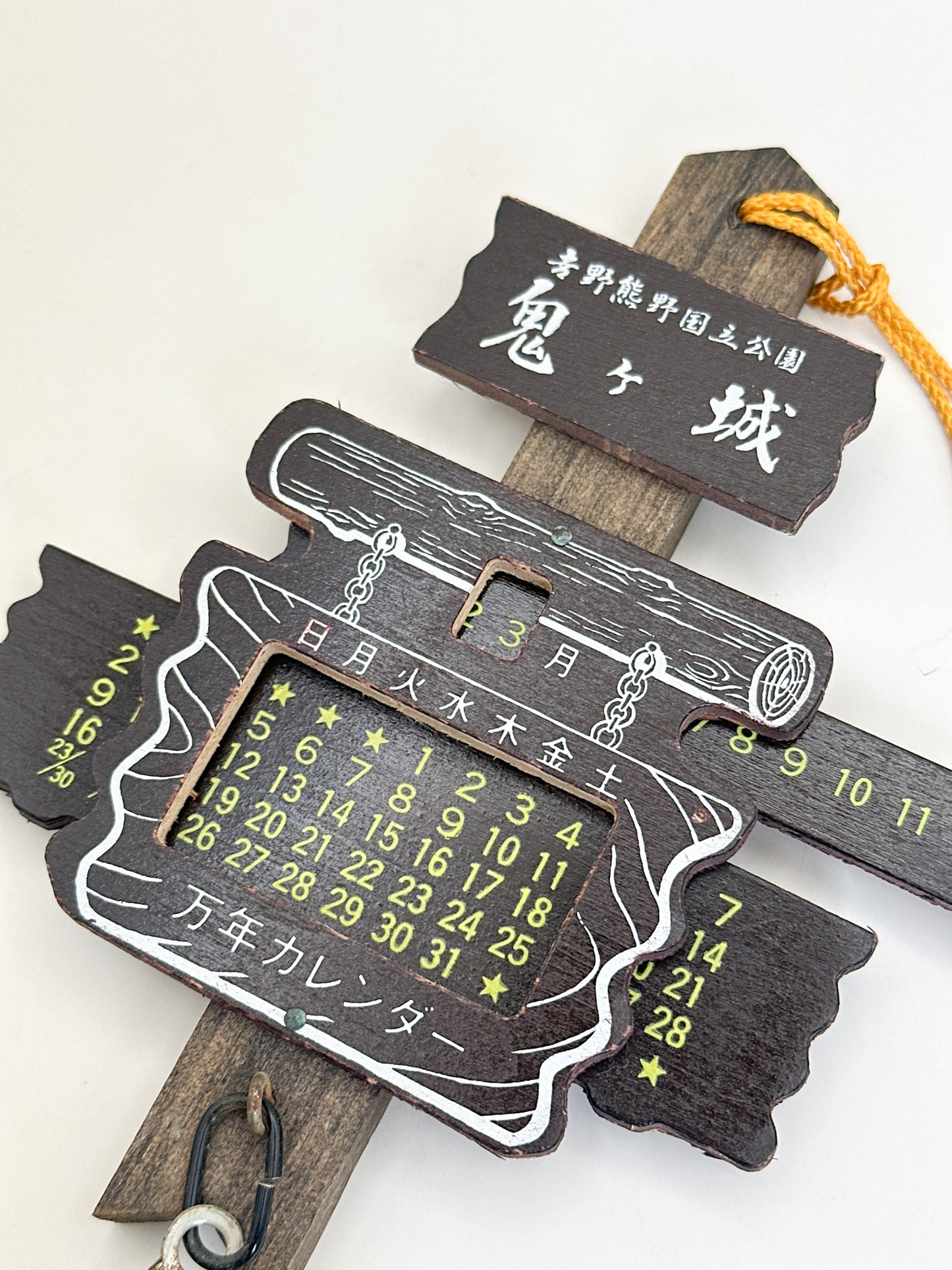 FT516 - Wooden perpetual calendar from Onigajō 鬼ヶ城