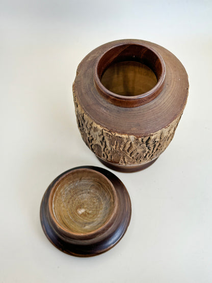 TB94 - Itto-bori Paulownia Wood Tea Caddy 一刀彫 茶筒